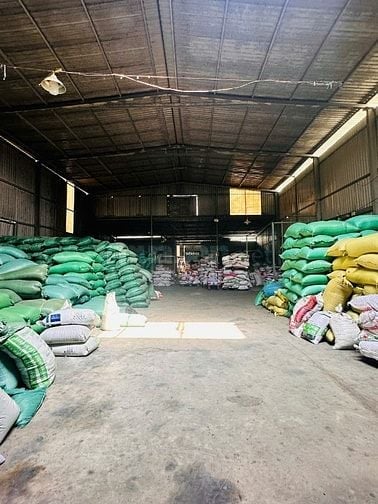 Cho thuê kho xưởng 2.160m² có VP, điện 3 pha, xe container, Bình Chánh