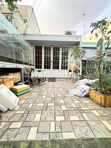 NHÀ RỘNG. 4,5*30. CẤP 4 : 2PN WC. SÂN TRƯỚC. SÂN SAU