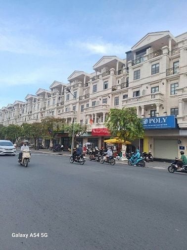 Nhà diện tích 5x20m 1 trệt 4 lầu, mặt tiền Nguyễn Văn Lượng