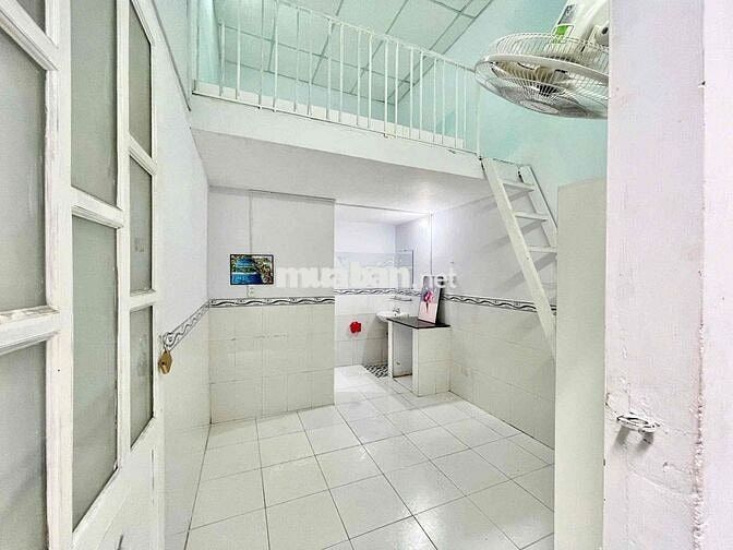 Phòng Có Gác Cao Nội Thất Cơ Bản Như Hình Cửa Sổ To Gần KCX Tân Thuận