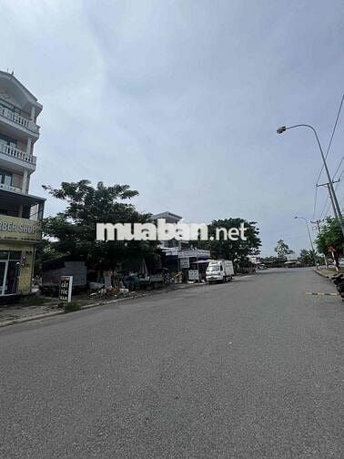 Lô đất năm trục chính của khu nam sài gòn đường rộng 23m .