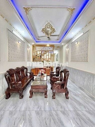 NHÀ ĐẸP MỚI TRỆT LẦU, 2PN, NỘI THẤT CƠ BẢN, GẦN NGÃ TƯ GA