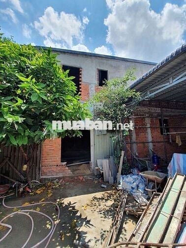Nhà và đất 1 nền có nhà 1 lầu đúc 2 nền có nhà tiền chế có lẻ từng nền