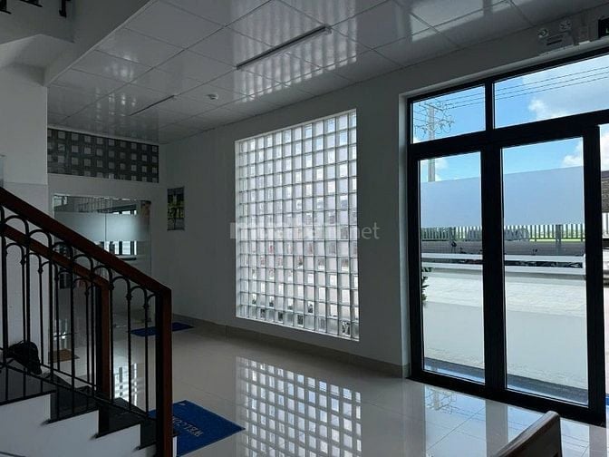 Kho chứa hàng tổng dt 4300 m2 , kho 2160 m2 Thạnh Phú ,Bến Lức Long an