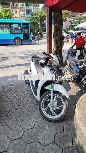 Chính chủ cần bán xe SH 125 màu trắng, xe còn mới