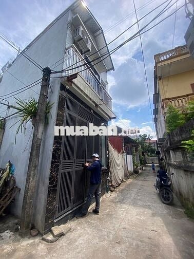 Nhà dân xây lô góc 2T*40m2, ngõ nông,rộng, ô tô đỗ cửa. Giá chỉ 3,3 tỷ