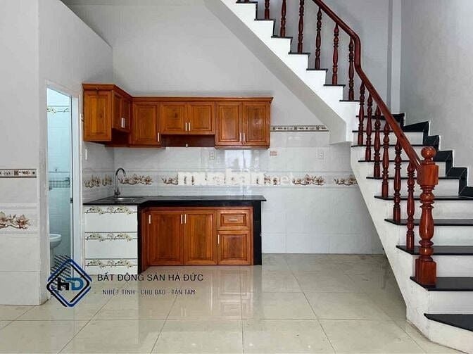 Nhà trệt 2 lầu hẻm xe hơi đậu cửa cách chợ 100m