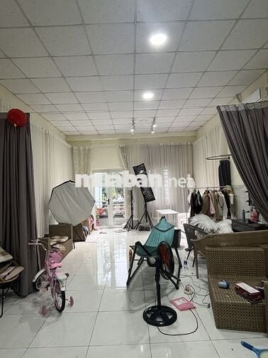 NHÀ TRỆT LẦU 150M2 MẶT TIỀN NGUYỄN HỮU CẢNH GẦN CỤM TRƯỜNG HỌC