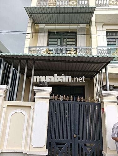 Mình cho thuê nhà nguyên căn nằm ngay trung tâm thị trấn Cần Giuộc.