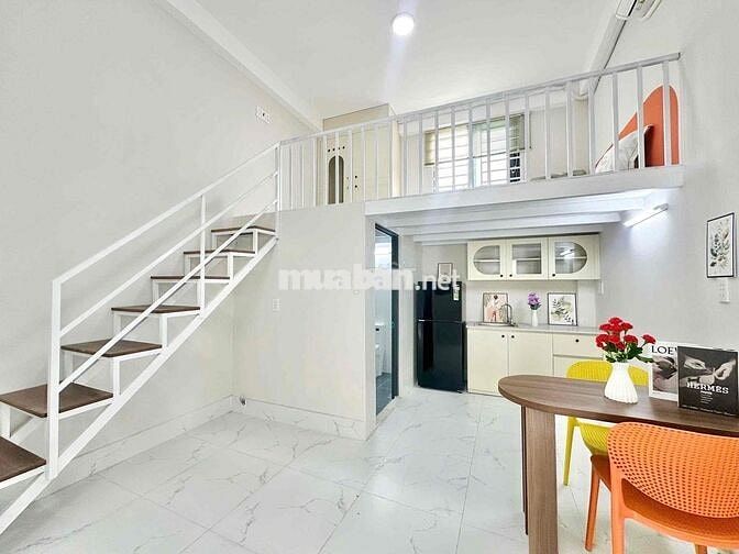 DUPLEX CỬA SỔ TRỜI - BAN CÔNG NGAY CẦU VƯỢT HOÀNG HOA THÁM