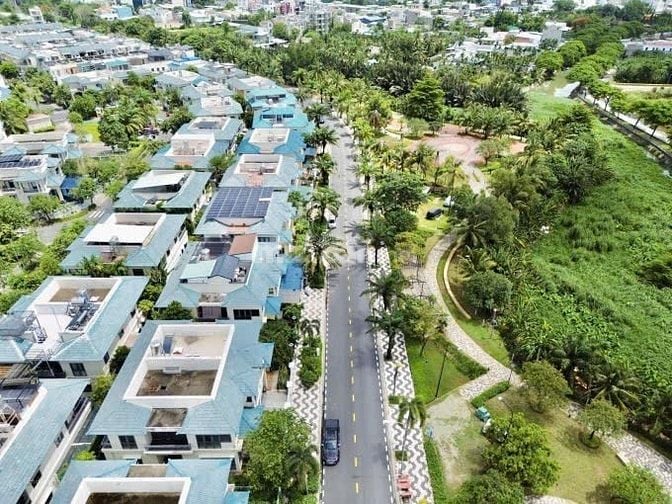 Bán biệt thự Senturia, P.An Phú Đông, Quận 12: 7,5 x 20, giá 16,8 tỷ.