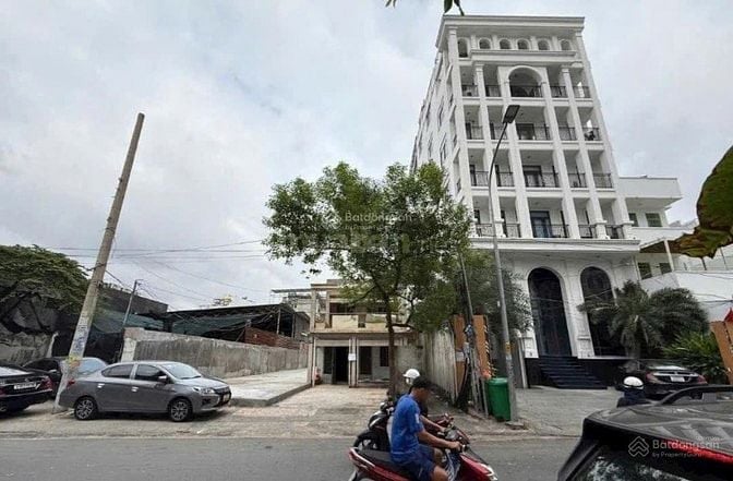Bán 365,3m2 (10,51 x 35m) đất mặt tiền Quốc Hương, giá chỉ 85 tỷ.