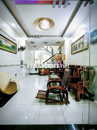 Cho thuê nhà mặt tiền gần hội trường Đông Hòa