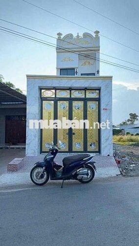 Ông anh cất nhà nhưng không ở, cần bán 950triệu, sổ hồng riêng