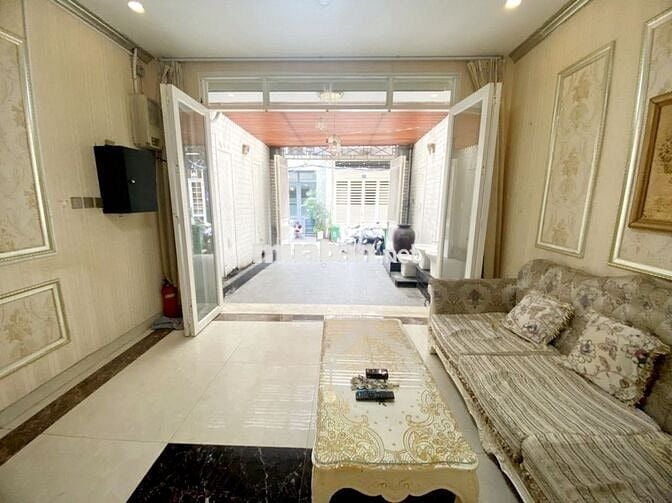 NHÀ ĐẸP CÓ SÂN ĐẬU XE, PHÙNG VĂN CUNG, 63m2 NGANG 4.2M, 10TR/THÁNG