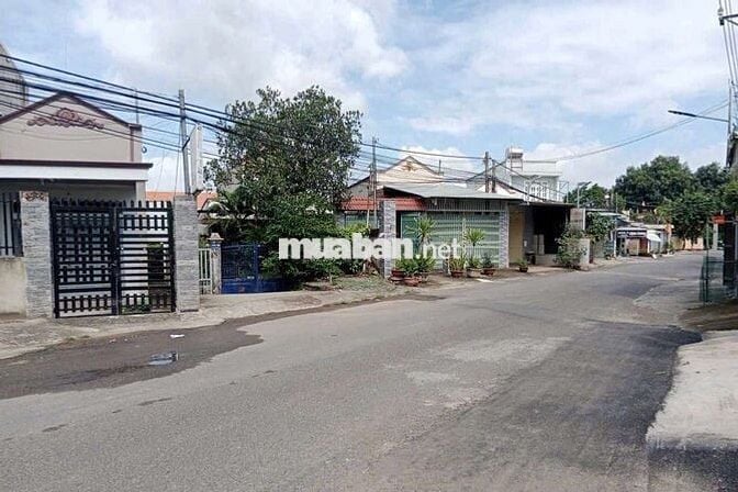Mặt tiền Nguyễn Văn Tiên đường lớn đi 200m tới chợ 26 Tân Phong