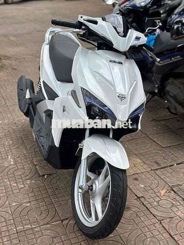 Air Blade trắng, tay ga