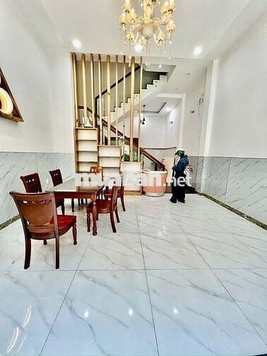 Nhà mới đẹp,dt 4*12m,3lau,5pn,5wc,sân thượng,oto đậu,khu dân cư đẹp