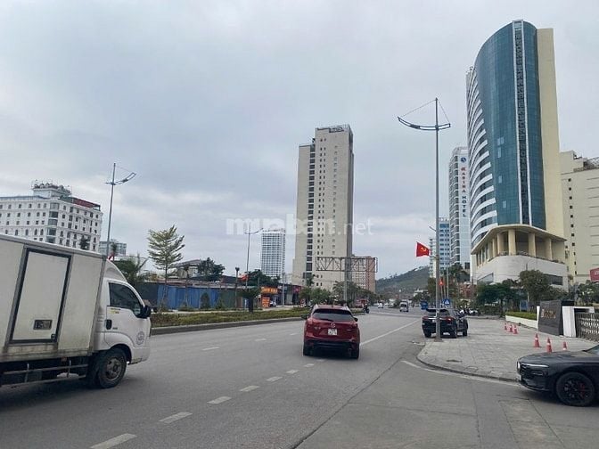 Bán khách sạn 5 sao 250 phòng Trung tâm Bái Cháy, Hạ Long 
