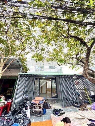 Cần bán nhà mặt tiền kinh doanh ngay chợ , cổng sau cty pouchen ,