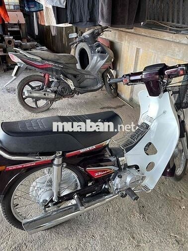 Honda Dream trắng đỏ, xe số