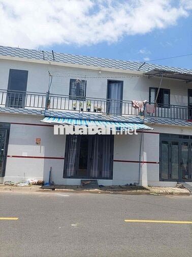 Nhà mặt tiền đường nhựa tim vàng 1 trệt 1 lầu tdt 42mv