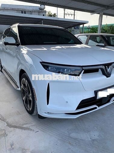 VinFast VF9 Plus màu trắng trần thép 7 chỗ 2024