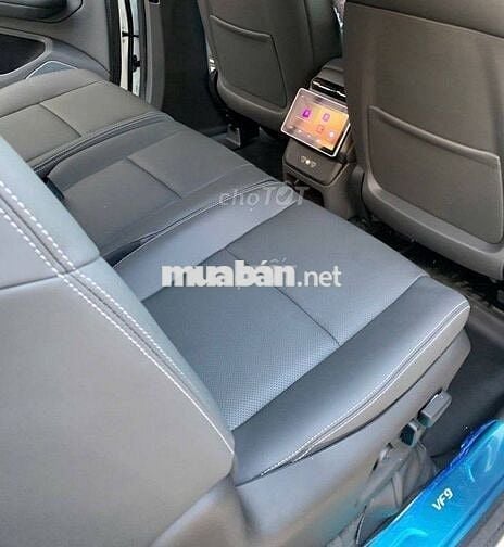 VinFast VF9 Plus màu trắng trần thép 7 chỗ 2024