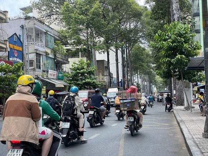 Bán gấp nhà MT Nguyễn Chí Thanh Q10 DT 8,2m x 28m giá chỉ 350 triệu/m2