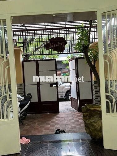 Cho Thuê Nhà Đẹp Rộng Đường Nguyên Hồng, Bình Thạnh (Có Sân + Vỉa Hè)