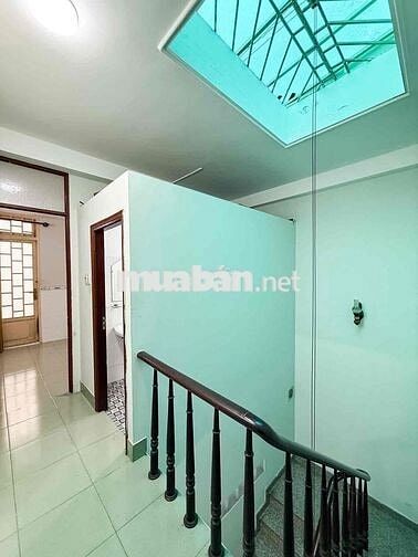Nhà 4 Tầng Cực Đẹp – Cách Trường Sa 10m – Giá Chỉ 5.5 Tỷ!
