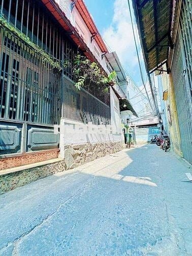 Nhà giá rẻ sau lưng căn Mặt tiền đường sổ hồng riêng hoàn công đủ