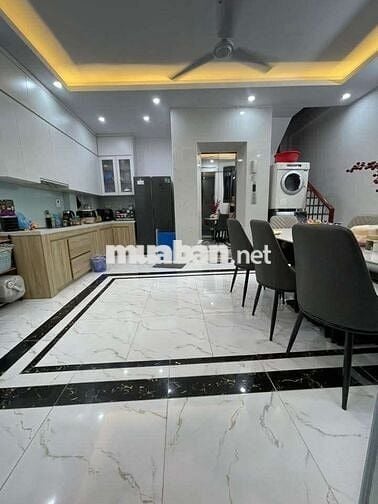 Hai Bà Trưng, diện tích 35m2, 5 tầng thang máy, mặt tiền 5,5m