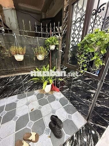 Bán tập thể tầng 1 - Phố Kim Mã - Gần Lotte Kim Mã - Giá 3.75 tỷ.
