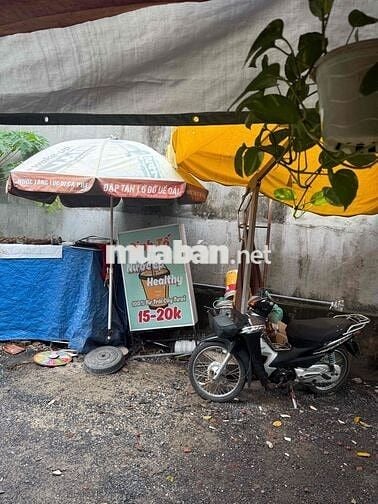 Do không có người bán nên cần sang nhanh lại quán cf sinh tố