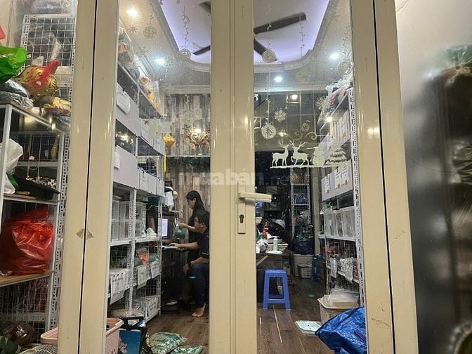 Shop trang phục biểu diễn tại phố Thái Hà cần tuyển nhân viên bán hàng