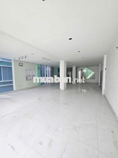 CHO THUÊ MBKD 110M2  CĂN GÓC VIEW ĐẸP GIÁP QUẬN 1