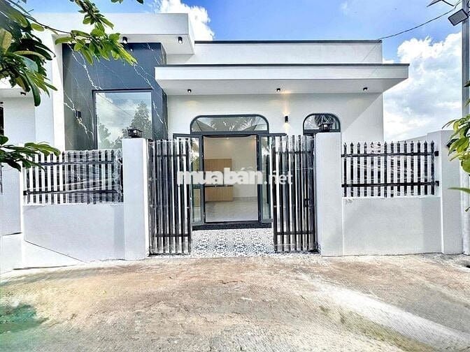 Nhà cấp 4 có 3 phòng ngủ thổ cư gpxd lộ 4m cách BHN 2,5km