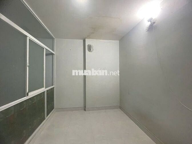 Phòng trọ 1 người, dành cho nữ, đậu xe máy trong nhà, có máy giặt.