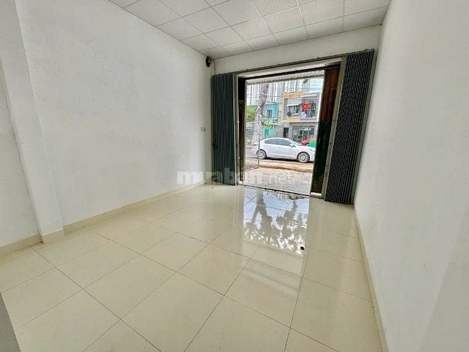 Nhà mặt tiền Thân Nhân Trung 900 triệu