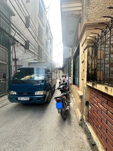 Bán Nhà Mặt Ngõ Ôtô Tải Trách Xe Máy