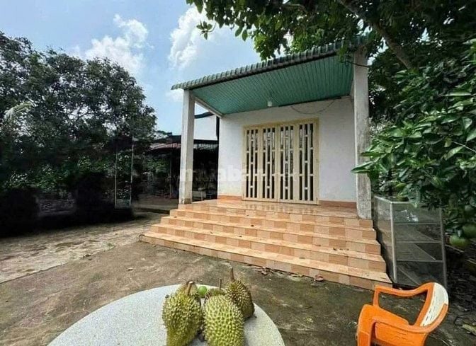 Bán đất thổ vườn có nhà cấp4 rộng 2600m2 giá rẻ 630tr ngay UBTân Hiệp