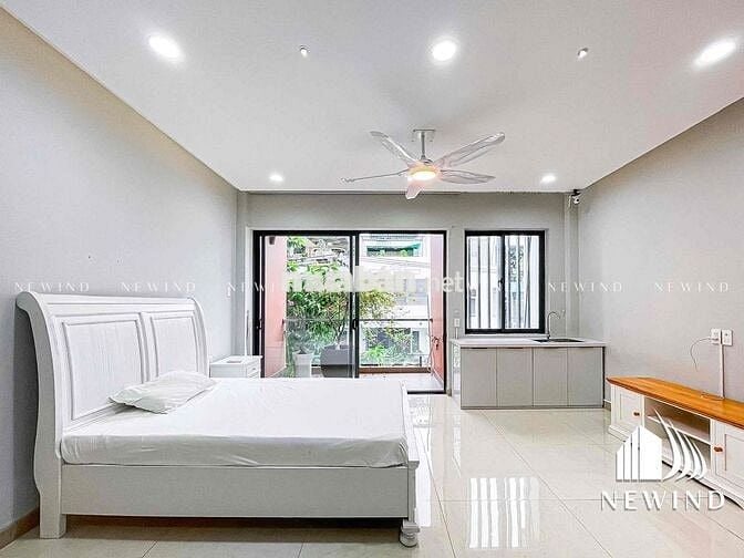 Cho thuê phòng ban công full nội thất bgay trung tâm quận 7