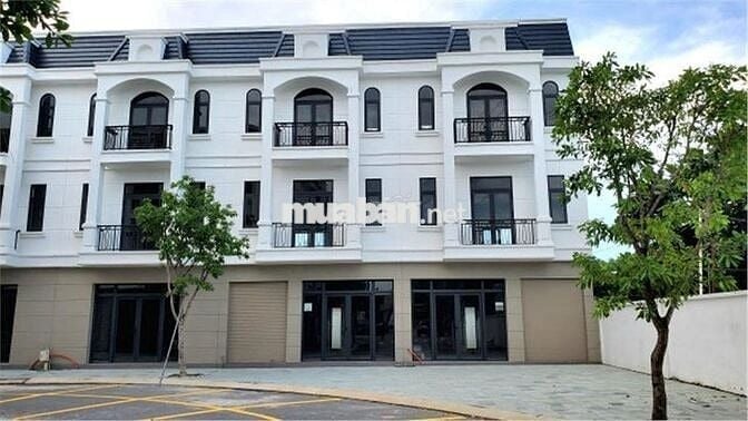 NHÀ PHỐ KIẾN TRÚC CHÂU ÂU 1TRỆT+2LẦU, 3PN, 4WC, MT ĐƯỜNG NHỰA, VỈA HÈ