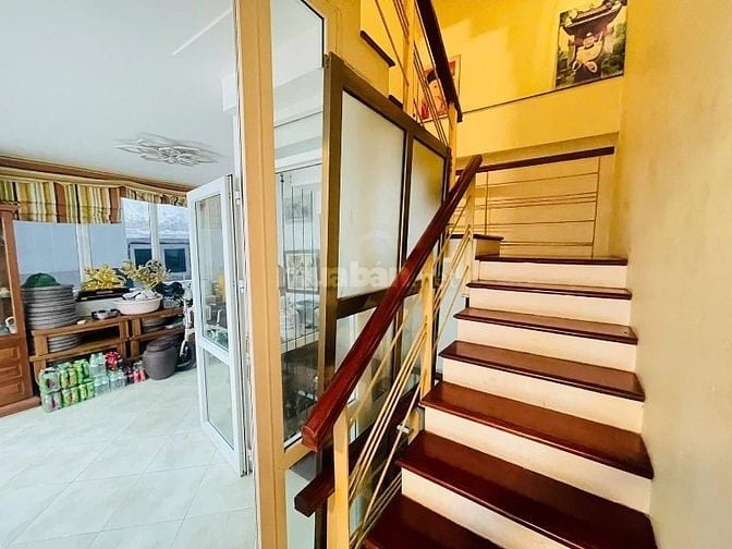 Cờ đến tay ai người đó phất, Thông Phong, Kinh doanh, mặt tiền rộng