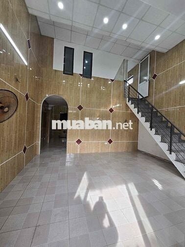 Nhà gác đúc kiệt truòng chinh gần lê trọng tấn chỉ 2ti290
