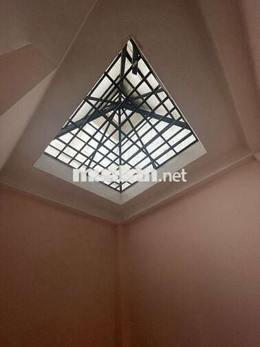 Hh 1/2 tháng ae dẫn dùm Nhà Hoàng Sa q3 2 lầu sân thượng