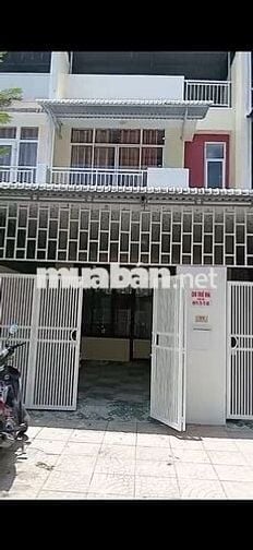 Thuê Nguyên Căn Khu VSIP, 4 phòng ngủ, 5 toilet, nội thất, chỉ 10tr