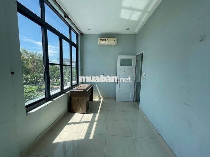 - Giáp Q7 , Gần TDT , Rmit , PMH - Phòng Góc View CV Thoáng mát