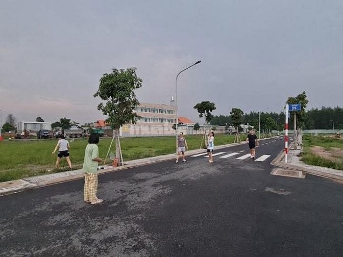 1tỷ2 có nên mua đất 100m2, ngay KDC, mặt tiền Phùng Hưng 42m, sổ sẵn?